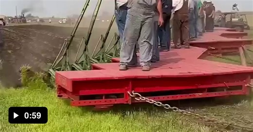 This old steam tractor can pull 44 ploughs at the same time - Video