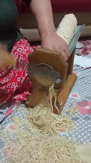 How to Use a Hand-Operated Pasta Machine for Noodles