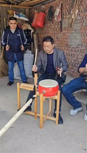 鼓声阵阵，乡情浓浓。 rural life的魅力在于这些传承已久的手艺和风俗。乐器声中，是岁月的回响，是文化的积淀。 деревенская жизнь，如此动人。#农村风俗传统 #民间实拍 #魅力乡村风土人情