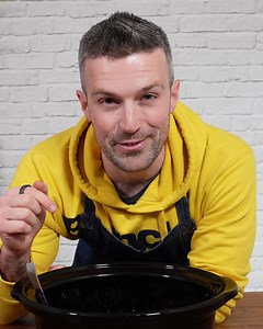 😋 Slow cooker apple and honey pulled pork features succulent pork loin infused with the natural sweetness of apples and a hint of honey, it’s slowly cooked to perfection over 7 hours. ✅ Get the full recipe along with 300 more high protein recipes in my brand NEW recipes app here: https://link.foodforfitness.co.uk/app-recipes | Scott Baptie