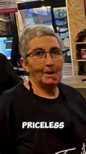 😱She thought she dropped them! 😂🍕 #shorts। ( @EspositoPizzeriaPontecagano )