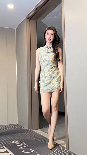 Straight from the catwalk to the comedy walk 😜👠💃🧝 #ModelLife #RampFail #LOL #FunnyModel # #ViralLook #FashionOops | JellyBean Photographer