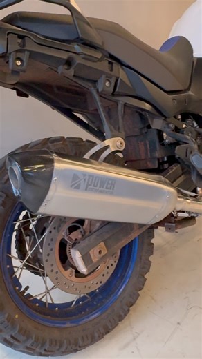 Power Escapamentos on Instagram: "🔥🏍️ V-STROM + Power Escapamentos 🏍️🔥 Aprecie cada detalhe. Sinta a sinfonia perfeita que só um escapamento Power entrega. 💎Desenvolvido para elevar o nível da VSTROM 800, o escapamento Power transforma a experiência com som marcante, presença imponente e acabamento refinado que chama atenção em qualquer cenário. ⚙️ Destaques do projeto Power: • Fluxo otimizado para melhor resposta • Redução de peso com desenvolvimento de alto nível • Som esportivo, encorpad