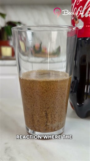 Milk and Cola Reaction #easy #milk #cola #experiment