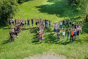 15 Jahre Talent Take Off – mehr als 2500 Teilnehmer*innen! Das sind rund 100 Schulklassen, und die zahlreichen Begegnungen sowie unzähligen Eindrücke lassen sich kaum in Worte fassen. Trotzdem wollten wir wissen, wie das Programm bei den Teilnehmenden ankommt, und haben mit einer von ihnen gesprochen. Bühne frei für Finnja! 🎙️ 💚Fraunhofer-Gesellschaft Fraunhofer Karriere | Femtec