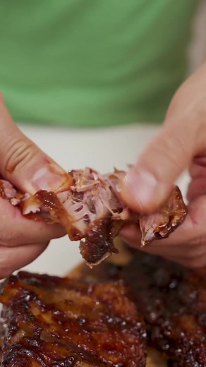 Las mejores COSTILLAS de cerdo o RIBS BBQ, se deshacen, quedan jugositas por dentro y muy crujientes por fuera 🍖 • ¡Confíen en nosotros que son las más ricas!♥️ • INGREDIENTES: ▪️1.5 Kg. de costillas de cerdo. ▪️1/3 Taza de azúcar ▪️1 Cda. de paprika (si es ahumada mejor). ▪️1 Cdta. de ajo en polvo. ▪️Sal y pimienta. ▪️4 Cdas. mostaza. ▪️400 ml. de Coca Cola. ▪️1 Taza de salsa BBQ. ▪️1 Ramita de romero. • PREPARACIÓN 1. En un bowl agrega el azúcar, cebolla en polvo, ajo en polvo, paprika ahumad