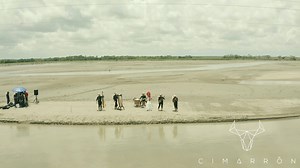 Cruzamos el río en canoa para llegar a esta isla de arena y cantar con toda la fuerza que nos da el Orinoco. Increíble! | Cimarrón