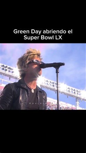 Green Day abrió el Super Bowl LX con todo 🖤 La icónica banda de punk rock se presentó en la ceremonia de apertura del Super Bowl LX en el Levi’s Stadium en Santa Clara, marcando el inicio de uno de los eventos deportivos y musicales más esperados del año. 🌟 Durante su electrizante set, Green Day interpretó himnos como “American Idiot”, “Holiday” y “Boulevard of Broken Dreams”, poniendo a vibrar a miles de fans antes del kickoff y demostrando por qué siguen siendo una fuerza imparable en el roc