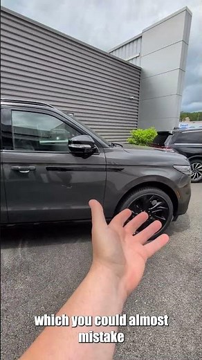 🚗 Exploring the Unique Chroma Caviar Dark Gray Metallic on the 2026 Lincoln Navigator #lincoln