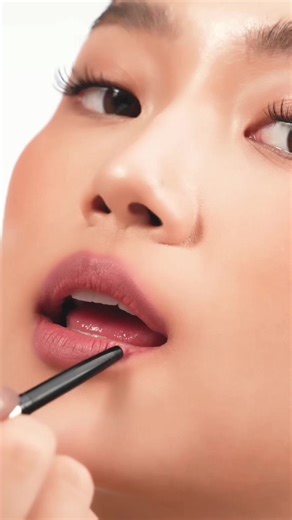 The first look to our new liner!👀 Available in 6 universal shades, KIVA Lip Shape Liner has a: ⭐️ Creamy texture ⭐️ Soft matte finish ⭐️ Blurring Effect ⭐️ Easy to blend ⭐️ Water resistant #KIVALipShapeLiner #TheLinerEdit