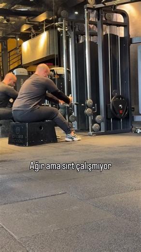OĞUZHAN FATIH KARABULUT🇹🇷 on Instagram: "Kritik Detay #7 Aynı kilo. Aynı hareket. Biri sırtı çalıştırır, biri sadece çeker. Seated cable row’da bel değil, sırt çekmeli. 💾 Kaydet 📤 Antrenman partnerine gönder"