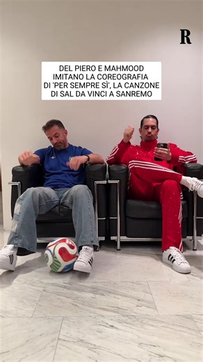 Alessandro Del Piero e Mahmood, seduti uno accanto all’altro, imitano la coreografia di 'Per sempre sì', la canzone di Sal Da Vinci in gara a Sanremo 2026. #Sanremo2026 | la Repubblica