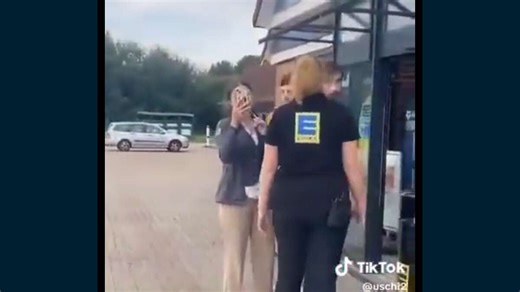 Vorfall in Wittmund: Nach Beleidigungen vor Supermarkt wird im Netz die Abschiebung von Video-Pöblerin gefordert