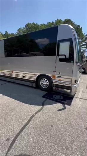 Fancy new tour bus walkthrough 🚎 also, all 3 of last weekend’s Incidents are up on nugs.net / LiveCheese.com 🫡 | The String Cheese Incident