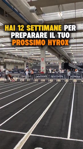 Hyrox & Running Coach on Instagram: "HAI 12 SETTIMANE PER IL TUO PROSSIMO HYROX? ECCO COSA DEVI FARE (DAVVERO) 12 settimane sono tante se lavori bene. Sono pochissime se improvvisi. ⸻ 🔹 SETTIMANE 1–4 | COSTRUZIONE 📍 Metti le basi (qui si vince o si perde tutto) 👉 Priorità: • costruire base aerobica nella corsa • forza generale solida • tecnica sulle stazioni 📌 Focus: • corse facili e steady • forza su gambe, core, grip • lavori tecnici su sled, wall ball, farmer ❌ Errore da evitare: partire 