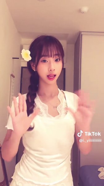 這音樂太荒謬了好好笑 我還跳錯 中間卡了一下 #fyp #10 #流量#靦腆害羞内向社恐文静小女生 @TikTok