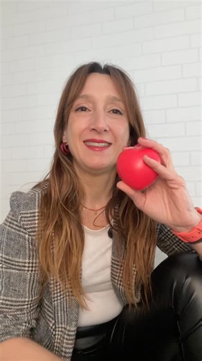 Dicen que “el amor no debería doler”. Y sí, en teoría suena precioso. Pero en la vida real… claro que duele. No porque estés amando mal, sino porque tu historia también está dentro de la relación. Lo que duele no es tu pareja. Lo que duele es lo que tu pareja despierta. Esa herida vieja a la que sigues llamando “soy así”. Por eso evitas. Por eso complaces. Por eso te aferras o te cierras. No es amor tóxico. Es supervivencia emocional. Es tu yo pequeño diciendo: “¿Otra vez esto?” El amor no duele