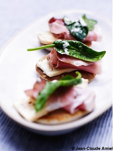 Petits blinis au sarrasin, jambon fumé, pousses d’épinards et munster      pour 4 personnes - Recettes - Elle à Table