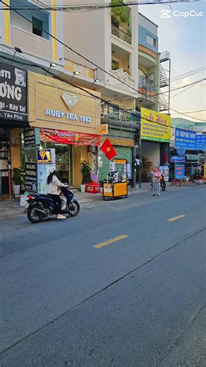 “Thật sự cảm ơn mọi người đã ghé Ruby Tea 1992 hôm nay. Từ một quán nhỏ bắt đầu từ con số 0, có lúc tưởng phải đóng cửa…nhưng nhờ mọi người ủng hộ mà hôm nay quán đã bán được hơn 70 ly. Mỗi ly trà sữa mọi người mua đều là động lực để mình cố gắng tiếp.Nếu có dịp đi ngang 39 Sơn Kỳ – Tân Phú, ghé quán chơi với mình nhé. Cảm ơn TikTok và tất cả mọi người rất nhiều ❤️” ##RubyTea1992 #SonKyTanPhu #TanPhu #trasuatphcm #trasuatphongcach