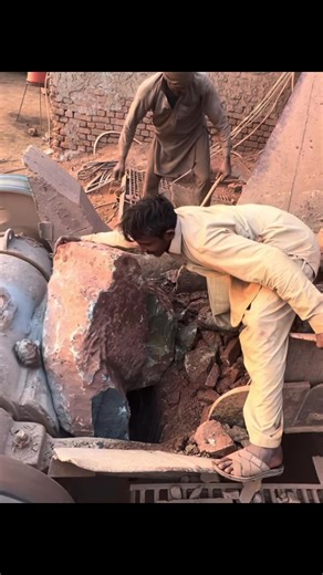 Breaking Giant Rocks in Crusher Machine!