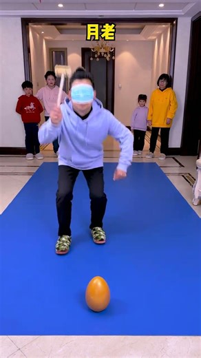 Blindfolded egg-smashing challenge, haha~ #Funny #Party Game Challenge