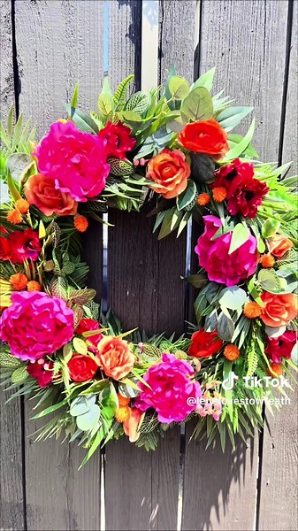 I had so much making this summer and tropical wreath 🩷🧡 look at those vibrant colors! #wreath #tropical #summerproject #doorwreath #homedecor #decoration #flowers