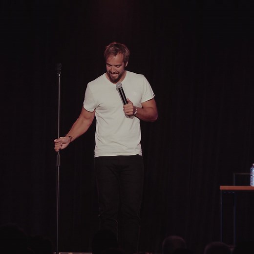 Public de Belgique, vous êtes extraordinaires. Je viens jouer mon spectacle à Bruxelles en Avril prochain, prends ta place ! Et je joue mon spectacle toutes les semaines à Paris, et dans toute la France ! Filmé par Davidson | Franjo