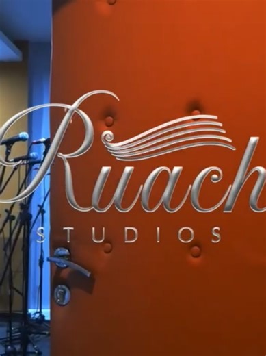 Le talent a besoin d'un écho. L'ambition a besoin d'un souffle. 🌪️ Chez RUACH STUDIOS, nous ne nous contentons pas d'enregistrer des sons ou de capter des images. Nous bâtissons des héritages visuels et sonores. Que ce soit sur scène ou en studio, passez de l'idée à l'impact grâce à notre écosystème de haute précision. 💎 Trois paliers d'excellence (Silver, Gold, Platinum) pour transformer votre vision en standard industriel. RUACH STUDIOS — Le Souffle de l’Inspiration. 📞 PRÊT À MARQUER LES ES