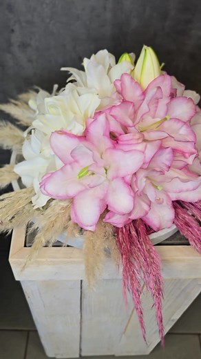 Blumenwerk builds this floral creation showcasing Roselily Anouska® white petals edged in soft pink to bring gentle contrast and structure. 🌸 Its pollen-free blooms keep the design clean and easy to work with, while the double petals add natural, lush volume. ✨ 📦🚚 Gebr Van duyn Blumengrosshand 🛍️ Roselily Anouska® Roselily - The new pollen free Oriental lily with a pleasant light fragrance. 🌸 Double the amount of petals 🔬 De Looff Lily Innovation 🇳🇱 🌱 Moermanlilium 🇳🇱 De Jong Flowers 