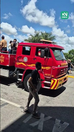 Renata e Eva, do BB25, desfilam em carro de bombeiros após desembarcarem em Fortaleza