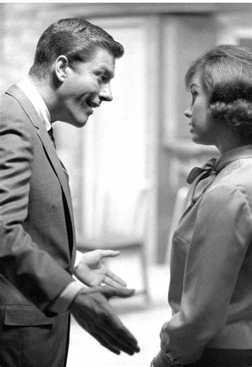 i don’t like shane, if this offends anyone (the video in the back) please let me know, it’ll be taken down 💐 || background; @assassinatedhoe || #yume #yumeship #selfship #selfshipping #yumeshipping ||