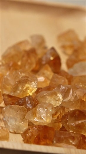 Why does citrine look like sunlight?