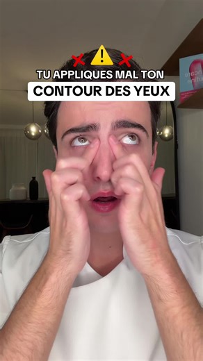 Arrête d’appliquer ton contour des yeux comme ça 😳 C’est l’erreur que tout le monde fait et qui accentue les ridules ! Voici comment bien appliquer ton contour des yeux Total Eye Lift de @Clarins Official pour un effet lift en 30 secondes chrono ! Ce contour de l’œil contient un extrait d’harungana bio, aussi puissant que le rétinol pour booster la production de collagène x12, et en plus il est rechargeable ♻️👀 #contourdesyeux #antirides #allyoucandoin30sec #soinvisage #clarins