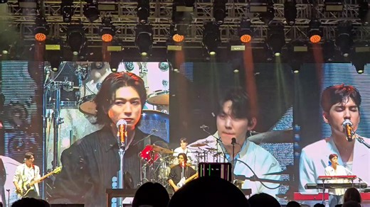 ah so that makes sense why this happened during say wowAs Wonpil explained, he keeps the keyboard, drums and vocals loudest in his ears so Wonpil wld focus on Dowoon’s drums and his keyboard regardless of what else is happening around him> here it said it felt like Dowoon is following Wonpil's keyboard - for certain keyboard-heavy songs, the drummer will focus on the keyboard's rhythm to ensure they match each other’s beat that’s why it seemed like neither of them thought anything was strange