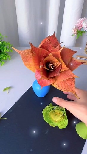Different leaves curl into different flowers—it's so interesting! Take your kids to collect leaves! #fblifestyle #LeafCrafts #GinkgoLeafCrafts #KindergartenCrafts #ParentChildCrafts | Art, Crafts and Journals