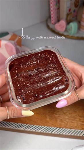 MaKayla Thomas on Instagram: "viral cheesecake but make it cookies + cream and only 280 cal ✨ best to leave this to chill overnight but it should be soft after several hours! very similar to my eclair cake from Good Food Mood cookbook!! HUNDREDS of realistic, high protein, family friendly recipes like this in my digital cookbooks ✨ available at makaylathomas . com #healthydesserts #lowcaloriedessert #healthysnacks #healthymeals"