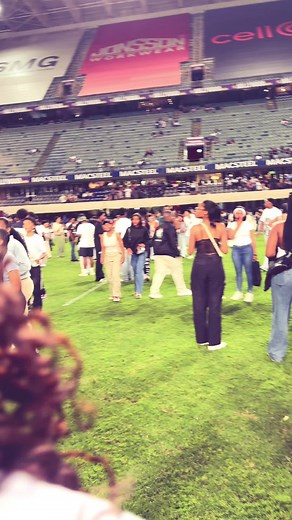 Shoutout to my camera lady for knocking into people while filming me 💘