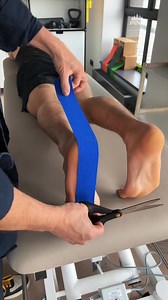 Plantarfasziitis, ein Spreizfuß, ein Knick-Senkfuß oder Überanspruchung oder falsche Belastung können oftmals eine Ursache für Beschwerden im Fußgewölbe sein. Diese Beschwerden können sich durch Schmerzen, Schwellungen, Ermüdung oder Taubheitsgefühle bemerkbar machen. Wir zeigen euch hier eine Tape-Anlage, die das Fußegewölbe stabilisierend korrigieren soll und unterstützend dazu beitragen kann, dass die Symptome weniger stark empfunden werden können. --- Plantar fasciitis, splayfoot, fallen arc