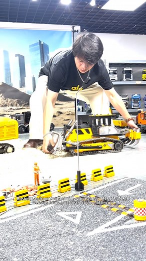 Time to pump up those muscles! 💪 The 1/14 C374 Excavator lifts 30KG like a breeze, but when it comes to the 50KG 1/12 D155 Bulldozer – it’s seriously struggling to lift it! It’s just way too heavyyyyy 😫😫😫!#toucanhobby #scalemodel #rchobby #model #RCAddicts #rc #toucan #excavator #machine #rcmodel #hydraulic #Challenge #bulldozer | Toucanhobby