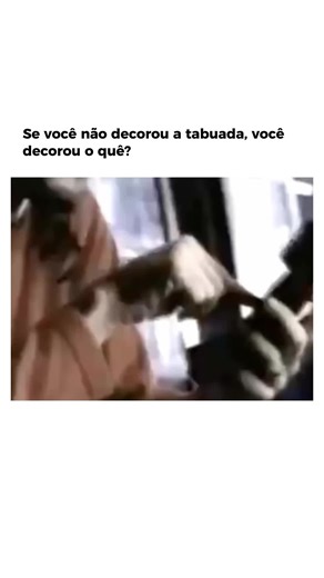 Curiosidades | Histórias | Fatos históricos on Instagram: "2345MEIA78 é uma daquelas músicas que misturam humor, crítica social e memória afetiva com muita inteligência. Lançada no fim dos anos 1990, a faixa brinca com algo extremamente simples e universal: decorar números. Mas, nas mãos de Gabriel O Pensador, isso vira um retrato afiado do Brasil daquela época. A música faz referência direta ao famoso jingle de telefone, usado por décadas para ensinar crianças a memorizar números. Ao transforma