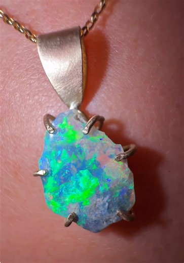 You’ve never seen a rough cut opal gemstone before… and now that you have, you LOVE IT. Follow for more organic rough opal handmade jewellery 🪨✨ #rawopaljewelry #organicopaljewelrydesigns #roughopalnecklace #gemqualityopal