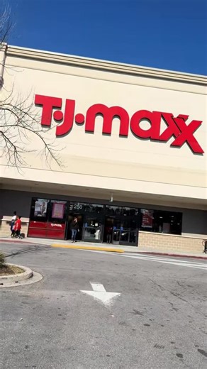 Maine| Plus Size Influencer on Instagram: "Let’s see what @tjmaxx has the day after Christmas. #ootd #tjmaxxfinds #90s #teacher #teachersfollowteachers #fashion #plussize #fyp #pixiecut"