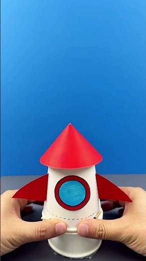 Make a rocket launcher using disposable paper cups! The materials are simple yet educational