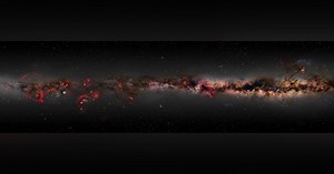 Photographer Creates Epic Night Sky Panorama Using Ordinary Cameras