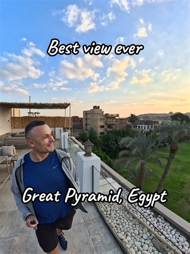 Another breathtaking view on the Great Pyramid in Giza🇪🇬. This one can be found right at the hotel I'm staying at, @Beit khufu pyramid hotel 🏨💚 #pyramidsofegypt #greatpyramid #pyramids #pyramidview #pyramidviews