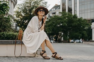 Si vous faites moins d'1m65, ces 7 formes de robes d'été allongent la silhouette (une allure élancée garantie)