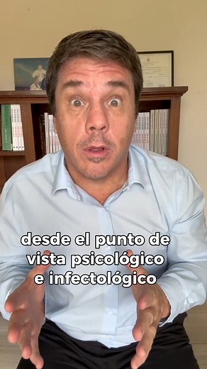 🤔Se puede dar beso en la boca a mi hijo? ➡️No se recomienda por aspecto Psicológico e Infectológico: ❌Sexualiza a los bebés ❌Se naturaliza besarlos en la boca ❌No lo necesita ❌Crea confusiones ❌Transmisión de virus y bacterias ❌Contagia enfermedades Si te recomiendo ser: ✅Afectuoso ✅Besos cachete ✅Caricias ✅Abrazo ✅Gestos ✅Miradas ✅Elogios 🧡Y sobre todo Mucho Amor!!!! Quiero escuchar tu experiencia ¿Qué opinas de este tema? 🙌Te escucho muy atento!! . . . #pediatria #diegomontesdeoca #eldocenc
