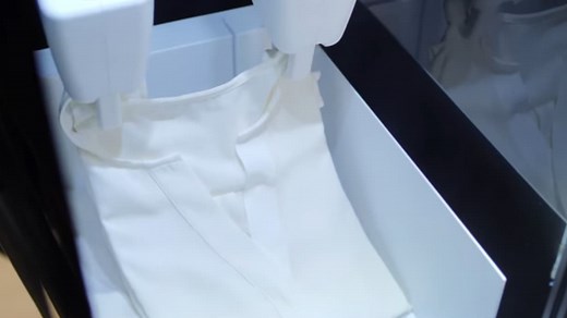 Panasonic présente sa nouvelle machine à laver qui plie le linge