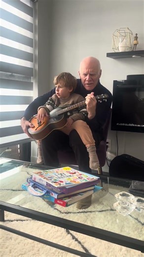 Benjamin‘s first Ukulele lesson with Mark￼