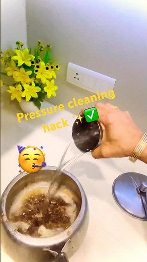 How to clean Burnt Pressure Cooker | pressure cooker Life hacks ✨#ytshorts #tips ##pressurecooker